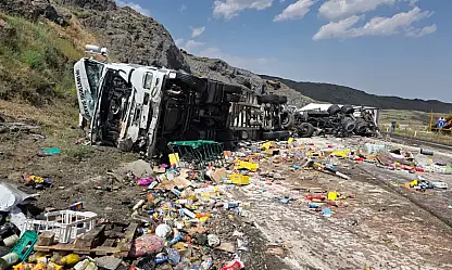 Tendürek'te iki tırın karıştığı kaza sonrası yol savaş alanına döndü