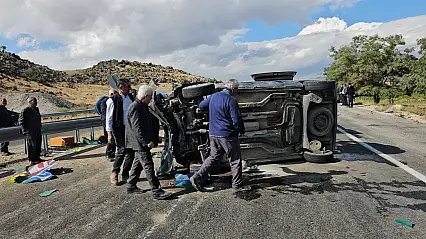 Adilcevaz-Patnos yolunda kamyonet takla attı: 2 yaralı