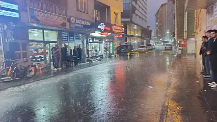 Ağrı'da akşam sağanağı hazırlıksız yakaladı: Vatandaşlar iş yerlerine sığındı