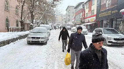 Ağrı'da araçlar kaldırımda vatandaş yollarda