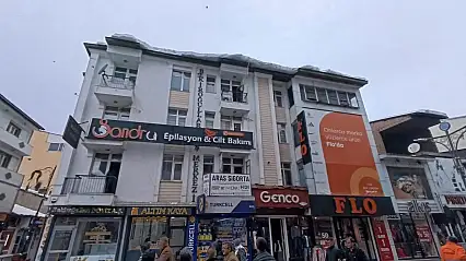 Ağrı'da çatılarda biriken kar kütleleri erimeye başladı