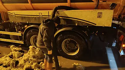 Ağrı'da eriyen kar suları mahalleliyi zorladı