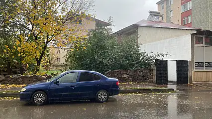 Ağrı'da güneşli hava yerini sağanağa bıraktı!
