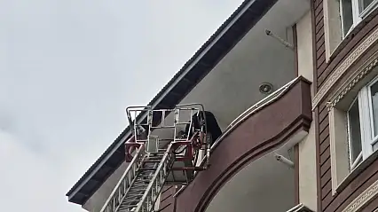 Ağrı'da itfaiye ekipleri kapıda kalan vatandaşı mağdur etmedi