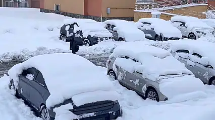 Ağrı'da yoğun kar yağışı kampüsü beyaza bürüdü