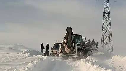 Ağrı'da kara saplanan araçlar güçlükle kurtarıldı