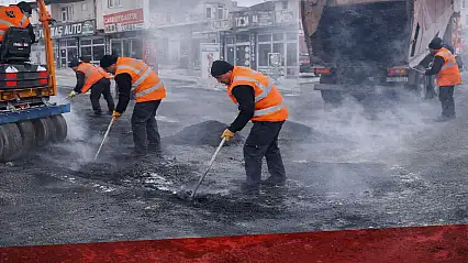 Ağrı'da Karayolları ekipleri sorumluluk alanındaki yolları yeniliyor