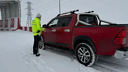 Ağrı'da kış şartlarına karşı sürücülere trafik uyarısı yapıldı