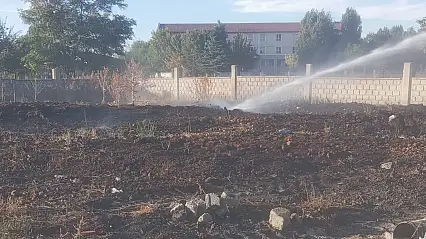 Ağrı'da kışlık tezekler alev aldı, Kurumadan küle döndü