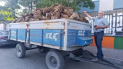 Ağrı'da kışlık tezekler satışa çıktı: Bir römorku 5 bin lira