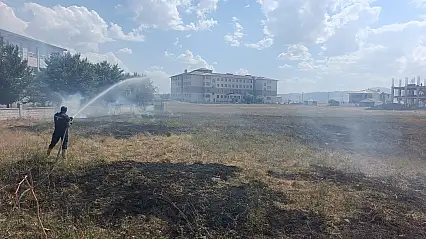 Ağrı'da kontrolsüz yakılan otlar mahalleliyi korkuttu
