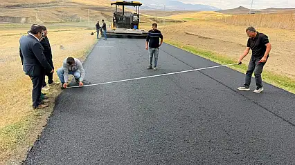 Ağrı'da köy yollarında asfalt çalışması sürüyor