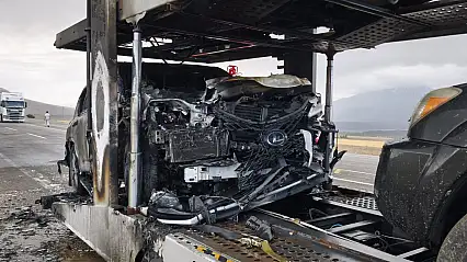 Ağrı'da lüks araçları taşıyan tır alevlere teslim oldu