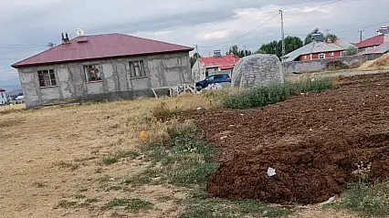 Ağrı'da mahallelinin gübre tepkisi! Evlerin birkaç metre ötesine dökülüyor