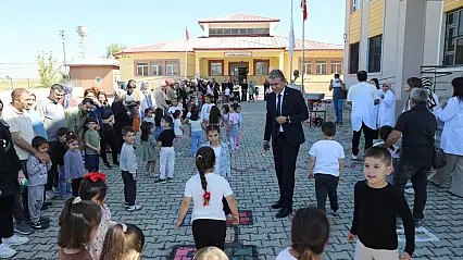 Ağrı'da miniklerin okul heyecanına Çakan da ortak oldu