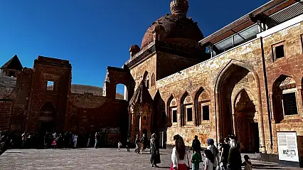 Ağrı'da öğrencilerin yaz tatilindeki son durağı İshak Paşa Sarayı oldu