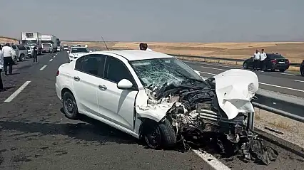 Ağrı'da otomobil traktöre yandan çarptı, kazada 2 kişi yaralandı