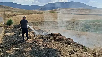 Ağrı'da peş peşe tarla yangınları köylüleri tedirgin ediyor