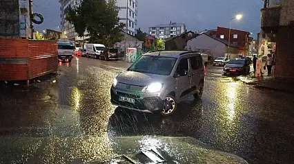Ağrı'da sağanak aniden bastırdı: Cadde ve sokaklar suyla doldu