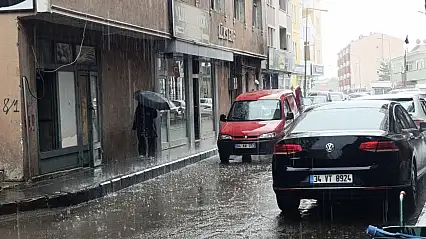 Ağrı'da sağanak yağış hayatı olumsuz etkiledi