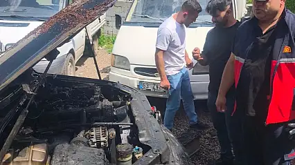 Ağrı'da seyir halindeki otomobil alev aldı