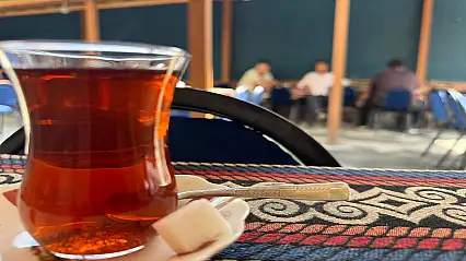Ağrı'da sıcaklara rağmen çay keyfi hız kesmiyor