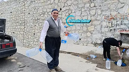 Ağrı'da şifalı olduğuna inanılan dağ suyu damacanalarla taşınıyor
