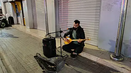 Ağrı'da sokak müzisyenleri yazın son günlerine eşlik ediyor