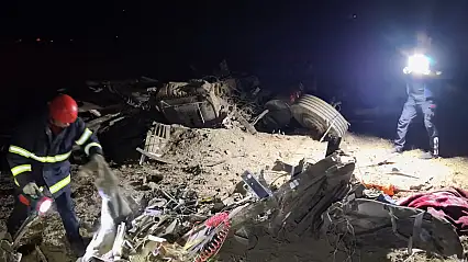 Ağrı'da tır şarampole uçtu! Yabancı uyruklu sürücü hayatını kaybetti