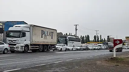 Ağrı'da trafik kilitlendi! Cezaevi Köprüsü'nde kilometrelerce araç kuyruğu oluştu