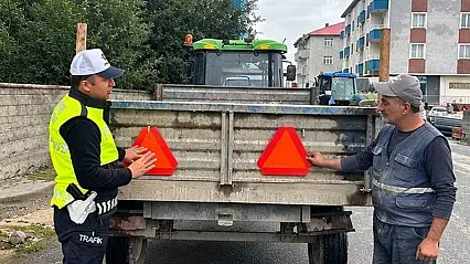 Ağrı'da traktör sürücülerine hayati uyarı: Reflektörsüz yola çıkmayın!