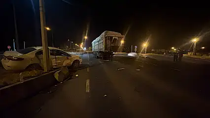 Ağrı'da TÜGVA Başkanı Alptekin'in olduğu otomobil elektrik direğine çarparak durdu! Faciadan dönüldü