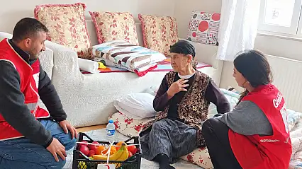 Ağrı'da yalnız yaşayan yaşlıların kapısını Kızılay çaldı
