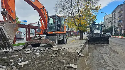 Ağrı'da yayalara rahat nefes aldıracak kaldırımlar yenileniyor