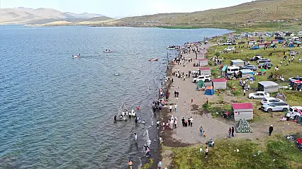 Ağrı'da yaz sıcaklarından bunalanların adresi Balık Gölü oldu