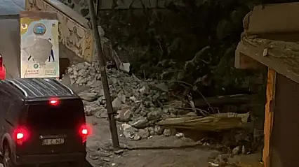 Ağrı'da yıkım sonrası elektrik direği tehlike saçıyor