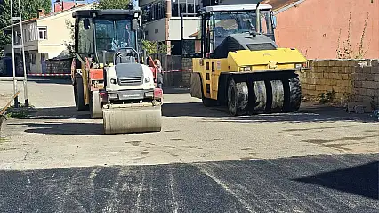 Ağrı'da yıpranan yollar asfaltla yenileniyor