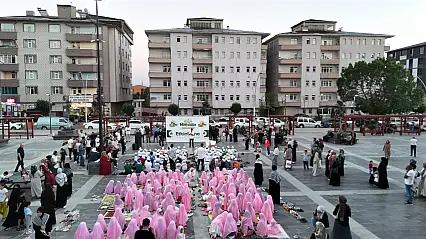 Ağrı'da yüzlerce çocuk namaz için yürüdü: Kent meydanında buluştular