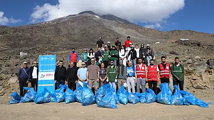 Ağrı Dağı'nda zirveye değil temizliğe yürüdüler