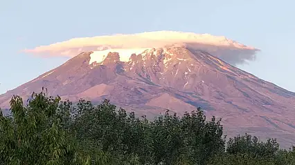 Ağrı Dağı'nın başını bulutlar sardı