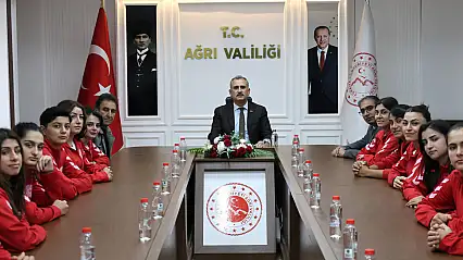Ağrı Kadın Futbol Takımı'na 1. Lig yolunda Vali Bozkurt'tan büyük destek!