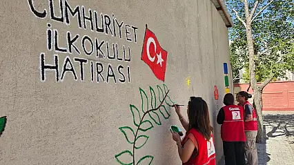 Ağrı Kızılay gönüllülerinden Cumhuriyet İlkokulu'na rengârenk dokunuş