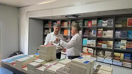 Ağrı Millet Bahçesi'nde tarihe yolculuk: Yüzlerce eser okuyucuyla buluştu