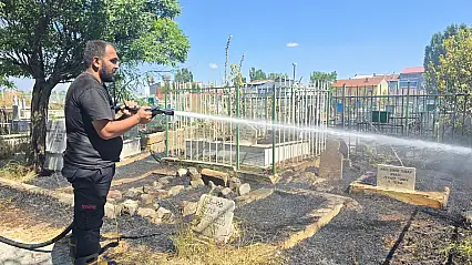 Ağrı Şehir Mezarlığı'nda yangın paniği: Alevler mezarların arasına yayıldı