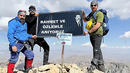 Ağrılı dağcılar Mehmet Akkuş'un anısını 4 bin 135 metreye taşıdı