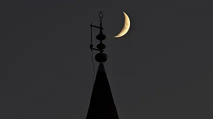 Ahlat semalarında büyüleyen görüntü hilal minareyle aynı karede buluştu