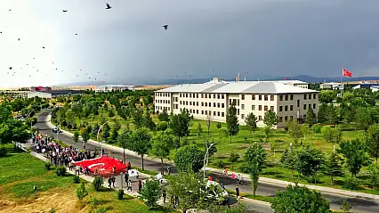 AİÇÜ'de bayraklarla demokrasi yürüyüşü düzenlendi