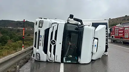 Aşkale'de aynı noktada iki günde ikinci kaza: TIR yan yattı