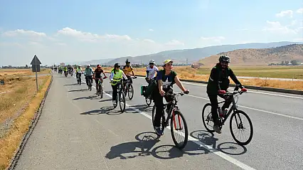 Bağımlılığa karşı 100 kilometrelik dayanışma: Tatvan'dan Muş'a pedal çevirdiler