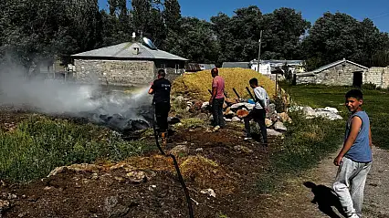 Bezirgan Köyü'nde ot yangını korkuttu: alevler evlere yaklaşmadan söndürüldü